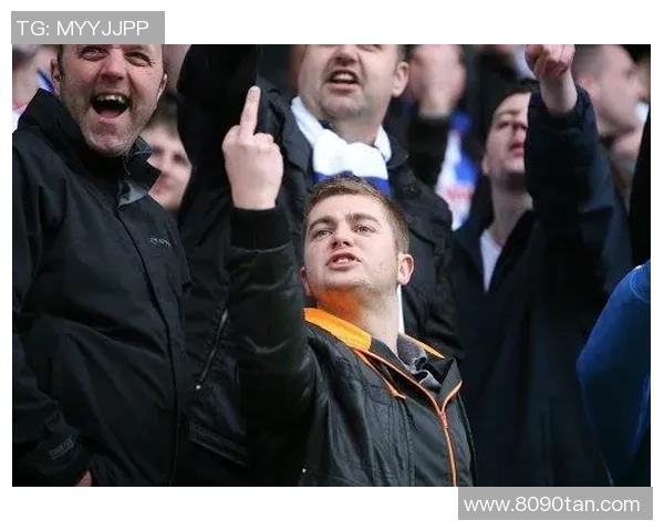 足球明星在比赛中遭遇挑衅愤怒竖中指引发媒体热议与球迷讨论